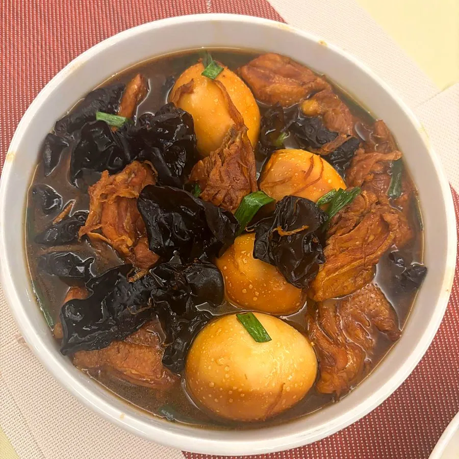 Braised chicken with eggs and wood ear fungus